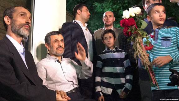 استقبال جمعی تیم احمدی نژاد از بقایی پس از آزادی وی از زندان (۴ مرداد ۱۳۹۶) 