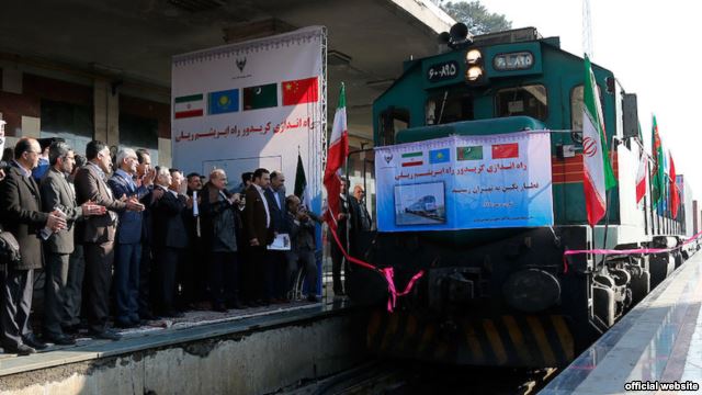  ورود نخستین قطار باری چین به تهران برای احیای جاده ابریشم - ۲۶ بهمن ۱۳۹۴ - عکس از پایگاه خبری وزارت راه و شهرسازی ایران -