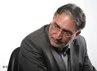 Beschreibung: نوری‌زاد خطاب به خامنه‌ای: به روزی بیاندیشید که گویندگانِ شبکه های رادیویی و تلویزیونیِ ما با صدای بغض‌آلود می گویند: 